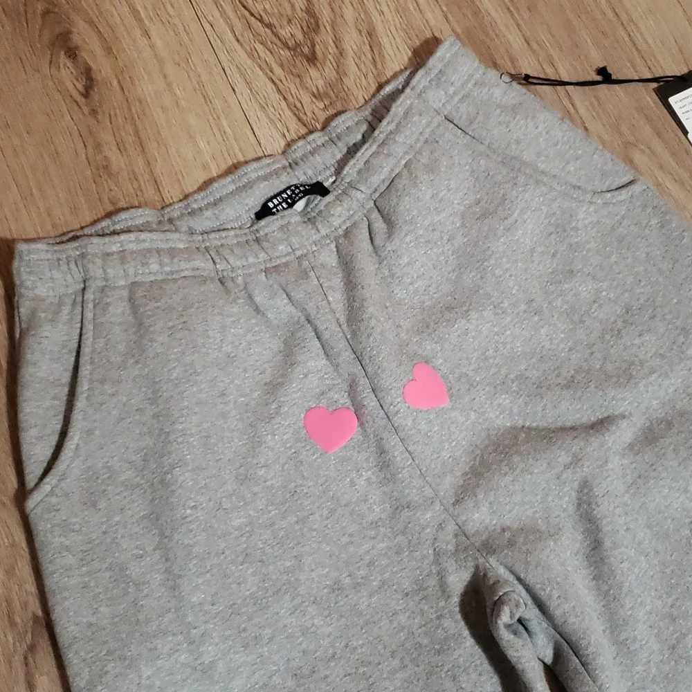 ❌SOLD❌ Brunette The Label All Over Hearts Oversized Fleece Joggers - Picture 7 of 11